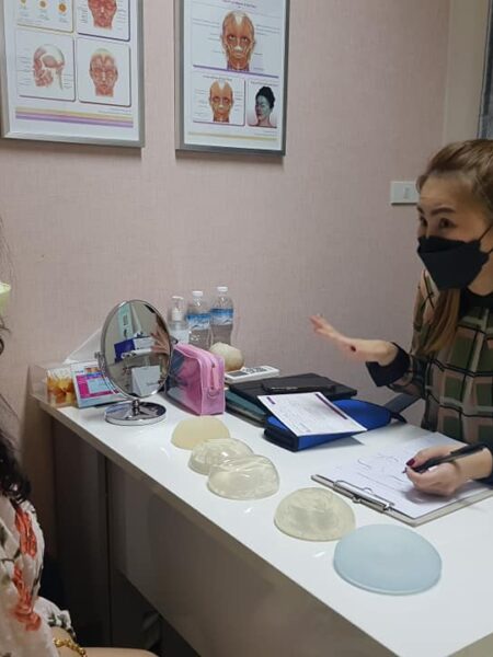 ปรึกษาศัลยกรรมทรวงอก เสริมหน้าอก ทำนม กับหมอเอ็ม เชียงใหม่