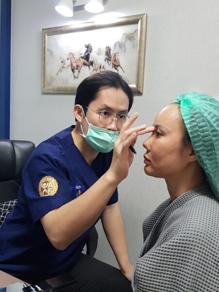 ปรึกษาเสริมจมูกกับศัลยแพทย์ หมอหนุ่ม